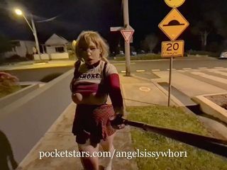 Сіссі школярка трахає ляльку на вулицях (зразок репосту)