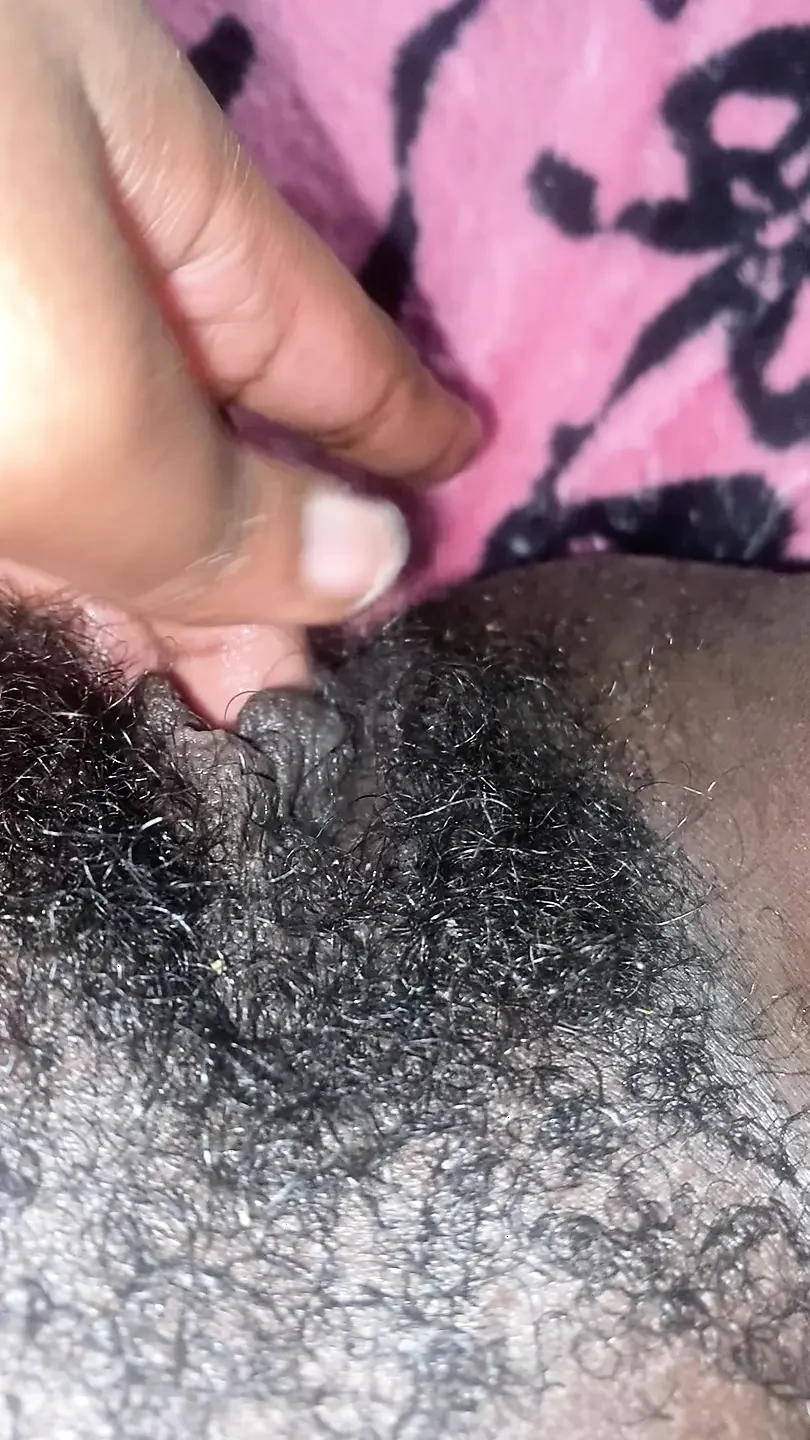 我那湿透的毛茸茸的黑色阴户