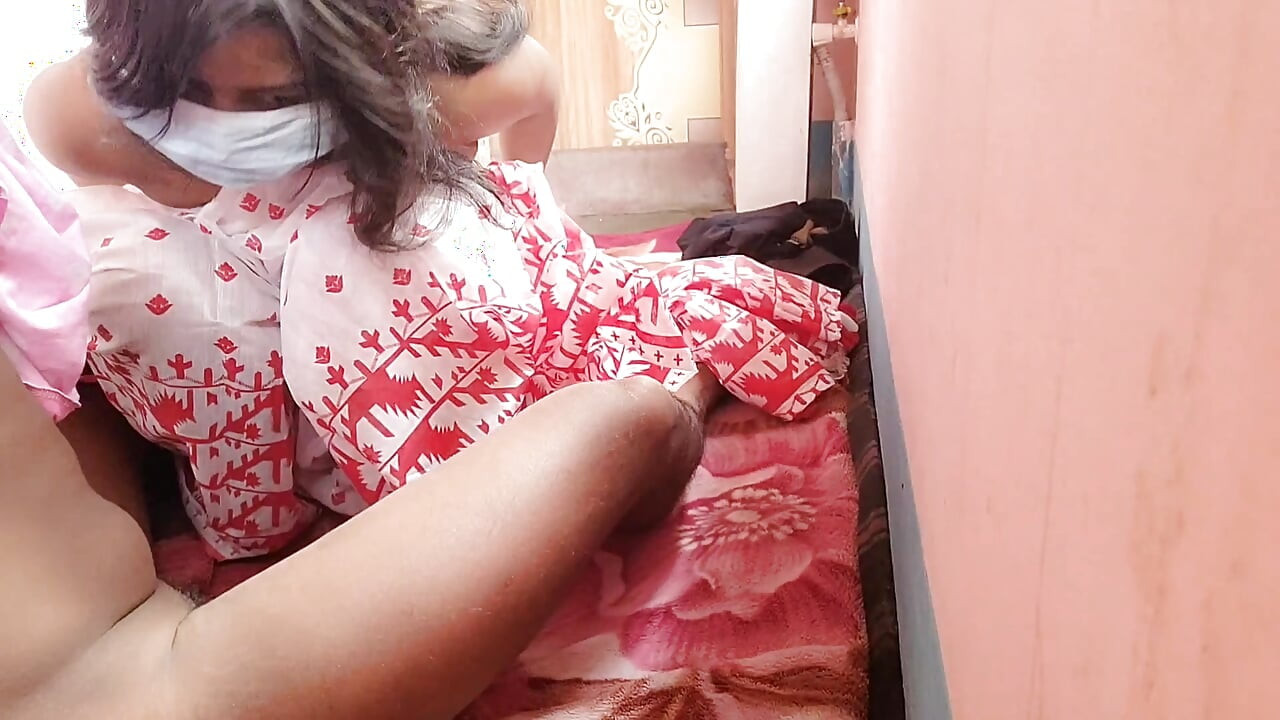 Video khiêu gợi lan truyền về một người phụ nữ Bangladesh bị anh trai kế của cô ấy mắng sau khi cho anh ta xem cái nhìn saree của cô ấy.