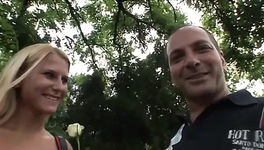 Tatlı sarışın sikiliyor ve götü sert bir yarakla sikiliyor götüne boşalıyor