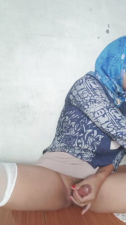 Super Cute Hijab Shemale Mitha Zhe Play with a Big Dildo