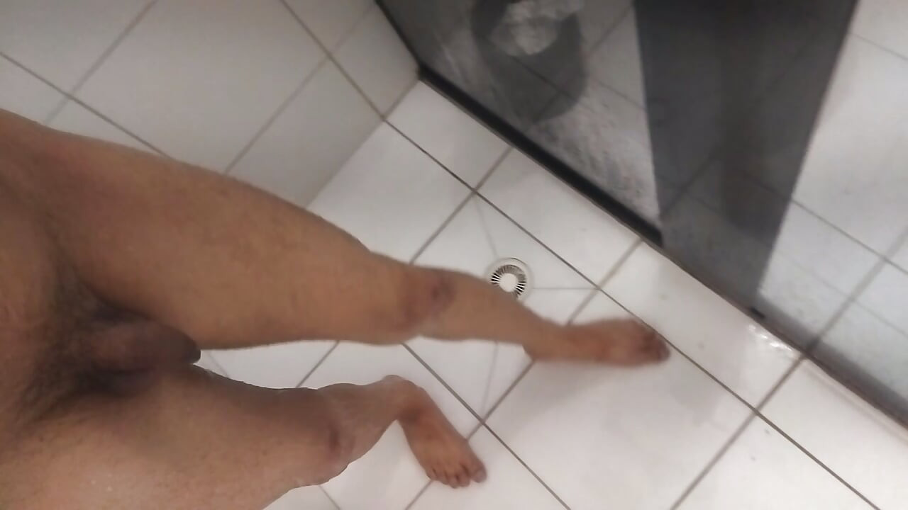 Tachinare senzuală la duș cu o pulă mare și tare care se învârte și se mângâie