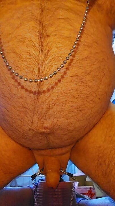 Dildo na ipinapasok habang may nipple clamps