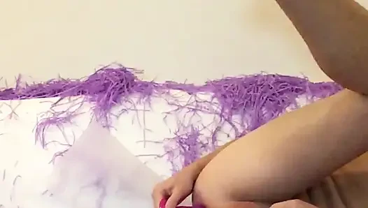 Kanepede pembe dildo eğlencesi