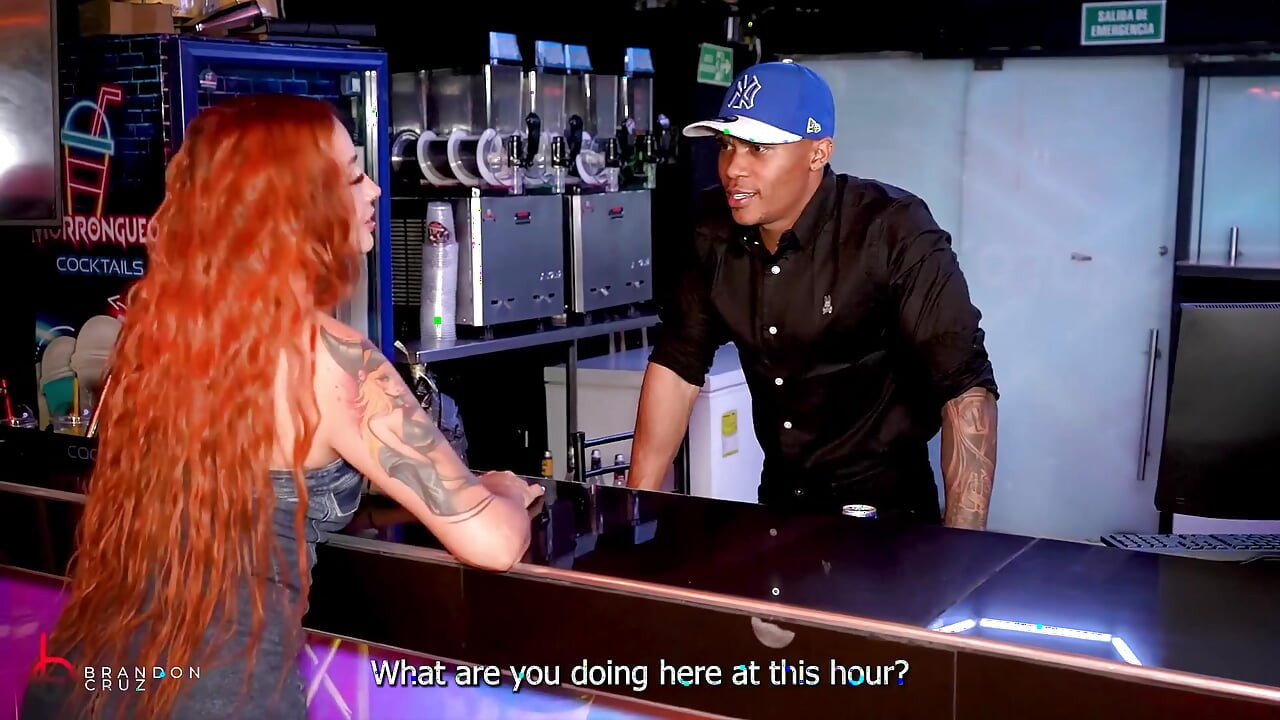 Barmen azgın bir kızla işte riskli seks yapıyor