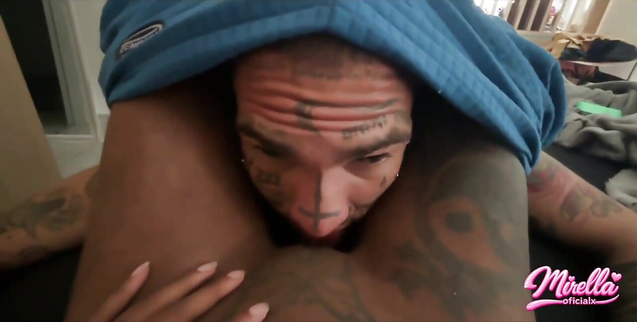 挿入する前に膣を吸う男性
