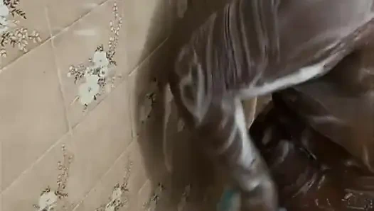 Wanita kulit hitam mandi