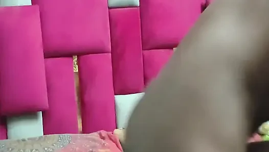 Hintli ev hanımının yatak odasında emiyor