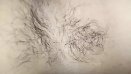 Die behaarte achselhöhle und muschi des schulmädchens.