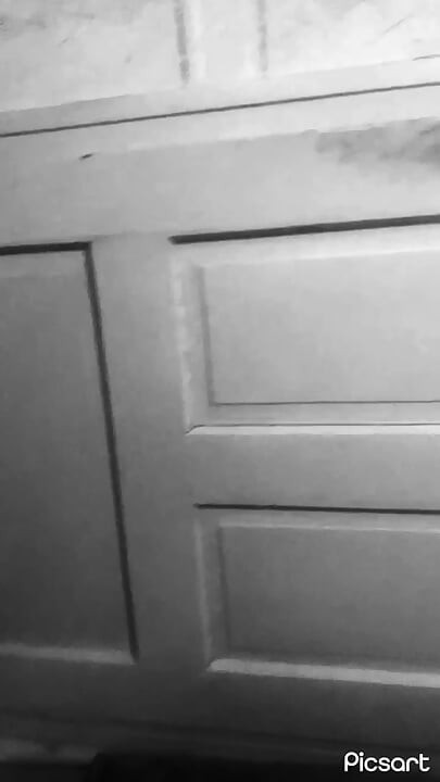 Une ado en chaussettes en résille