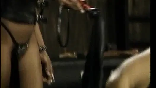 Schau dir diese fetisch-bondage-session mit schwarzer deutscher dame an