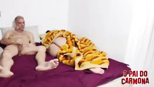 Üvey kızım poposunu dışarı çıkardı, ben penisini uzattım