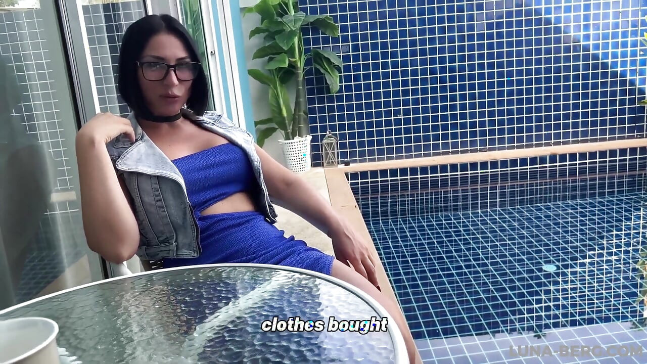A dögös feleség milf kék ruhában elcsábított egy idegent a szálloda medencéjénél és lenyelte a cumját