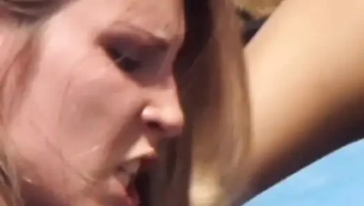 Cewek seksi perancis lagi asik aksi hot lesbian di luar ruangan