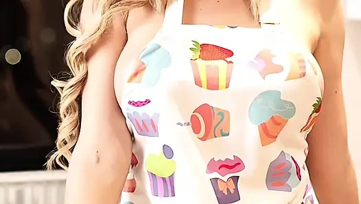 Şehvetli Güzel Hizmetçi, Patronunun Mutfağında Sıkı Vajinasına Kalın Bir Salatalığı Sokar