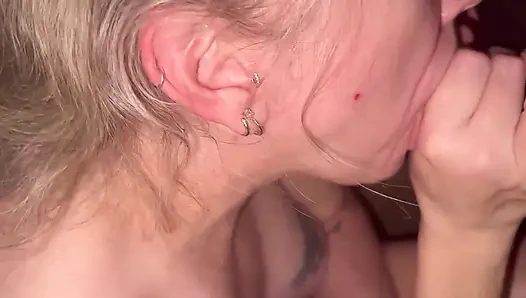 Женушка делает тебе удивительную минетку, принимает твою огромную порцию спермы в ее рот