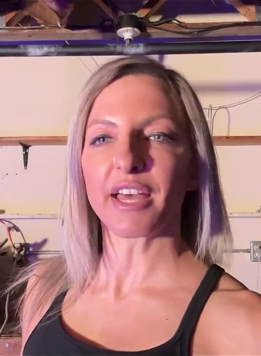 Starke blonde klimmzug