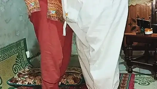 Üvey kız kardeş boşalmaktan bıktığı için üvey erkek kardeşinden yavaşlamasını istiyor