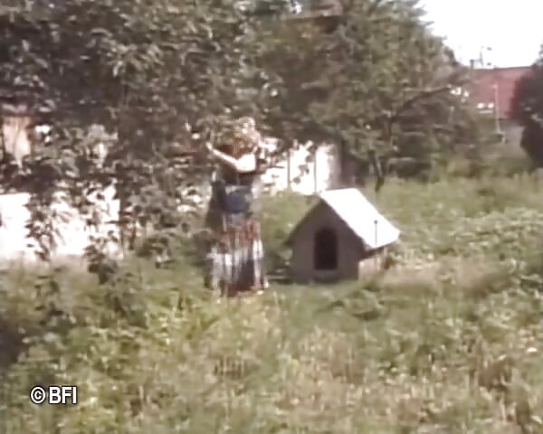 A szőrös nagymamát kutyapózban az ágyon
