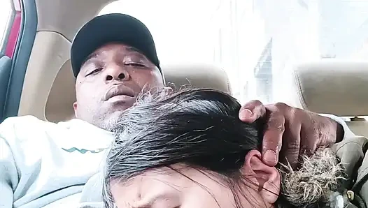 Asyalı sokak fahişesi arabada sakso - riskli yol kenarında gırtlağına kadar alıyor ve yutuyor ve orta yaşlı seksi kadın