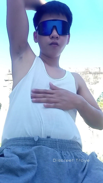 Zapanjujući trenutak iz filma "Azijski dečko s ogromnim žilavim kurcem - Pinoy Daks Jakol"