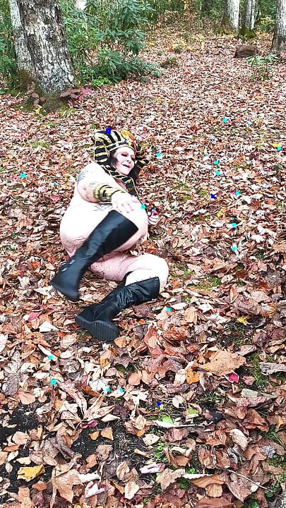 Pantat bahenol cewek ini dientot habis-habisan sampai mengerang keenakan!