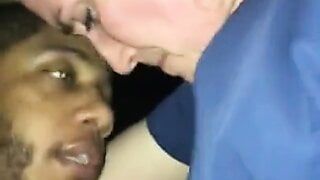 Une femme infidèle baise une grosse bite noire après le travail