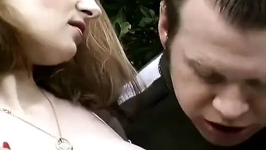 Çekici orta yaşlı seksi kadın ateşli sikişiyor