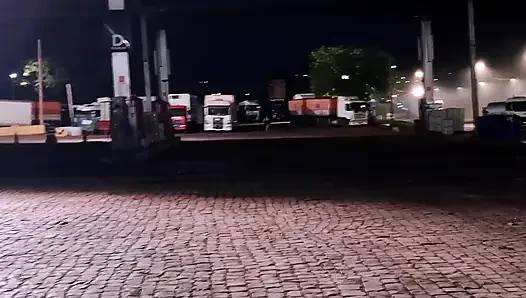 Sopir truk meniduri pantat istri saya di truk saat saya menunggu