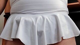 Белое моделирование мини-юбки и трогание себя