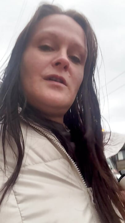 Zondige geheimen- care aide op pauze bevredigt zichzelf in de wasruimte van het park