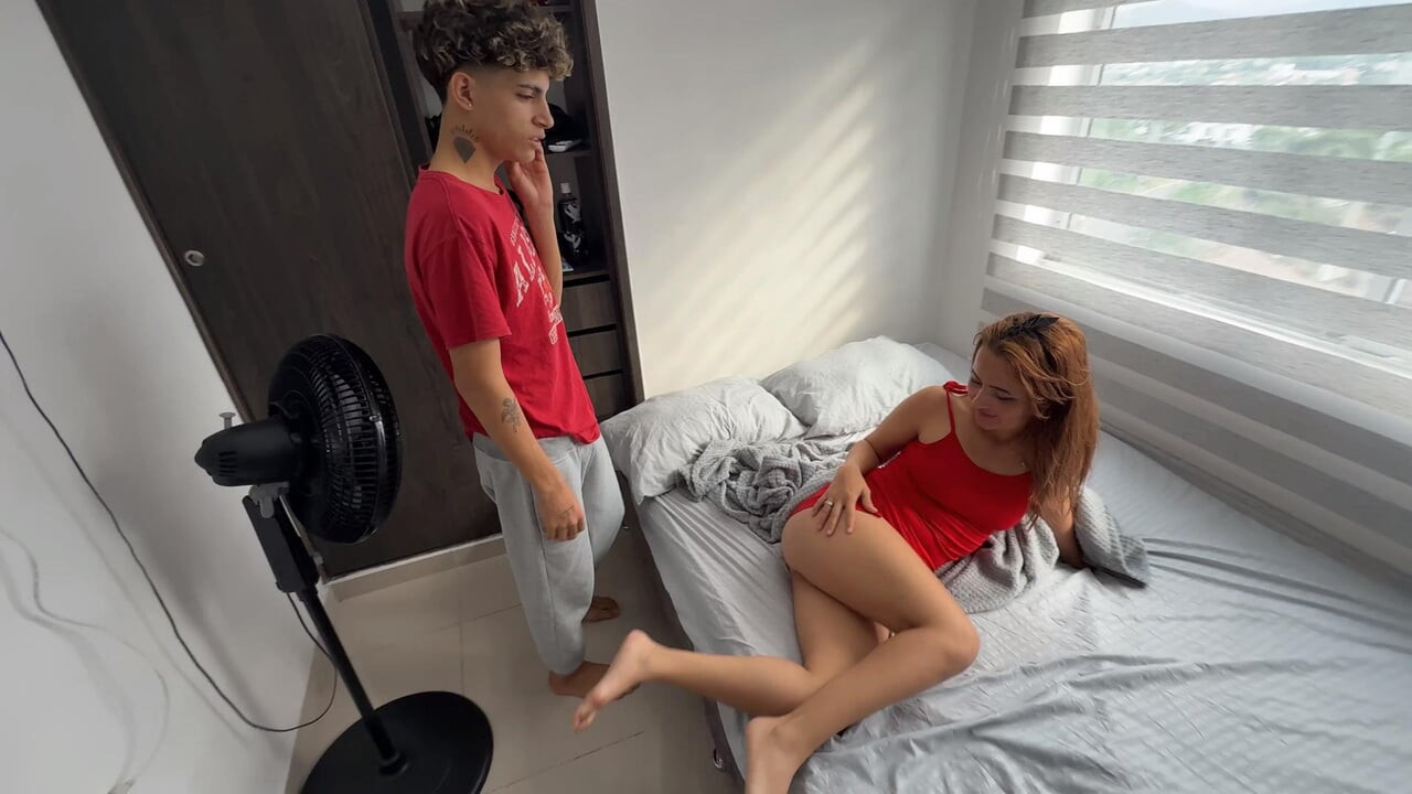 Macecha s hlubokým zadkem připravuje pro svého nevlastního syna velké překvapení. TVRDÉ ŠUKÁNÍ DO ZADKU.