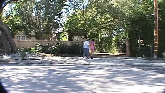 Dünnes schätzchen lutscht einen riesigen schwanz, während sie einen anderen in heißem dreier reitet