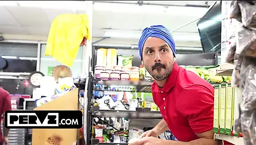Si semok lily lou kepergok mencuri dihukum sama dua petugas bodega