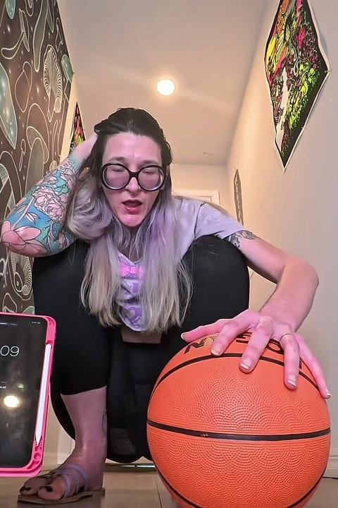 6'7 lång gudinna enhands basket hålla utmaning hur länge kan dessa enorma händer dominera?