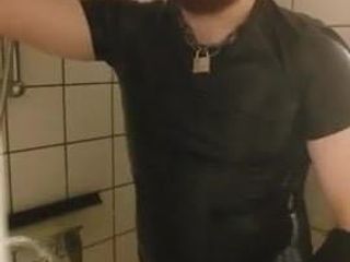 丹麦男人 - 橡皮崽在淋浴时手淫