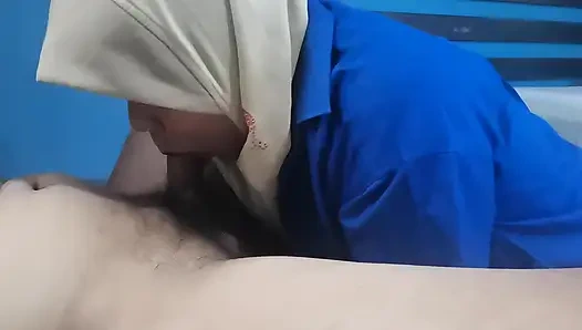 Pelacur memberikan layanan pelanggan sepenuh hati!!