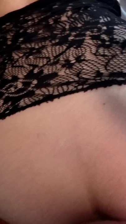 Une PAWG reçoit un facial après une baise en levrette avec une ceinture autour du cou et une pipe | Clip 2