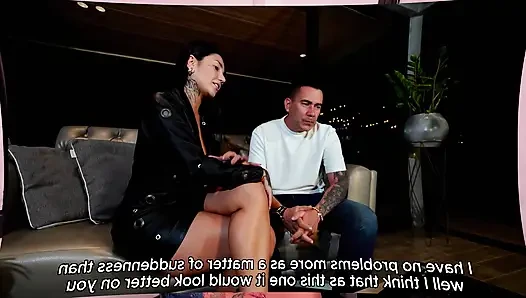 Tätowiererin und Sexsüchtige fickt ihren Kunden auf der Studiocouch und schluckt seine Milch