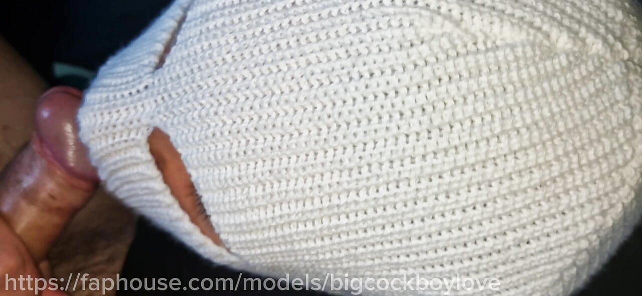 Chupando a un hermanastro en el estacionamiento