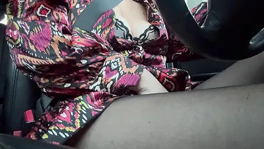 Ich wachte geil auf und berührte meine muschi durch strumpfhosen im auto in der Öffentlichkeit