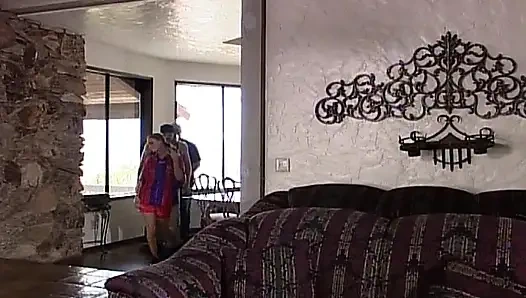 Эта грудастая крошка наслаждается двойным проникновением в тройничке