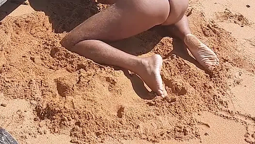 Ladysilva plajda külotla ateşli götünü bronzlaşıyor