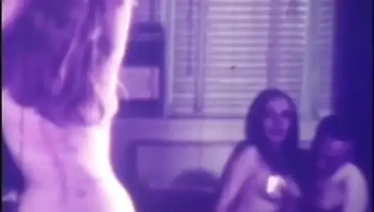 Избиение в горячем тройничке