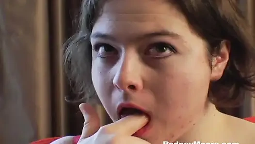 Klasik iri güzel kadın çikolata yiyor ve sakso çekiyor