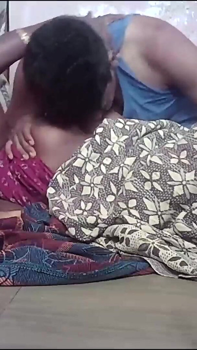 Uzbudljiv trenutak iz "Indijske seoske kućanice koja se vruće ljubi s kućankom"