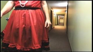 Sissy Ray in hotelgang in rood Sissy -uniform