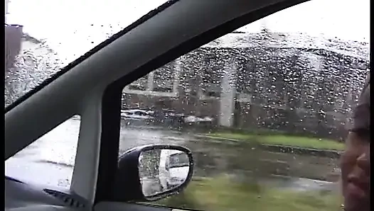 Siyah saçlı zenci bir sürücüye güzel bir sakso çekiyor