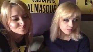 2 блондинки плюют
