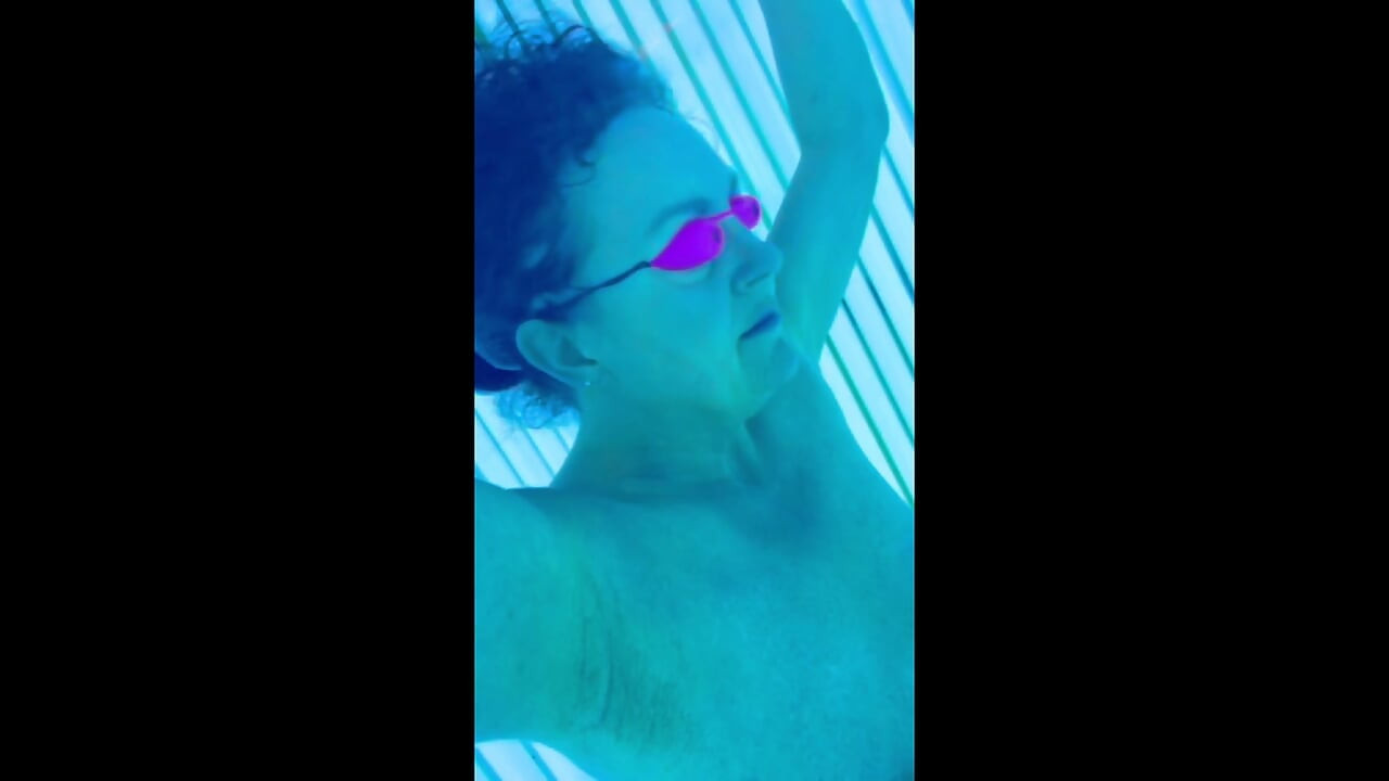 Pies, bronceado y pedicura, luego, tragando leche